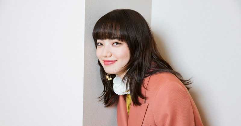 【セール】小松菜奈さん掲載ページセット 小松菜奈、穴あき服＆美太ももあらわな超ミニ…攻めた肌見せ姿「かっけ