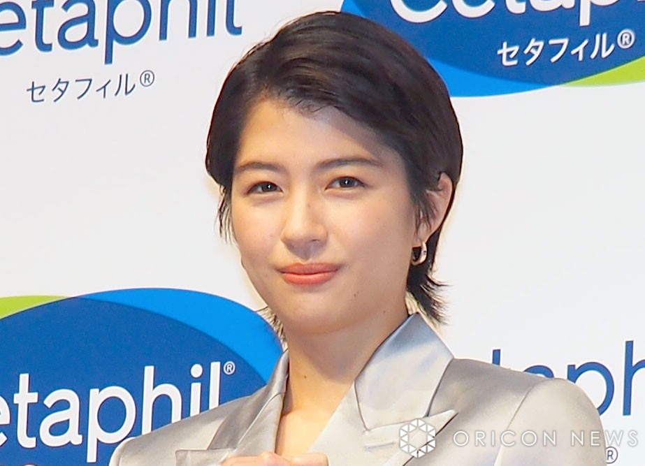 佐久間由衣　水着 新妻”佐久間由衣、美デコルテあらわに肌見せ「ご結婚して色っぽさが増して素敵ですね 前よりもっとセクシーでお美しい～」 | ORICON NEWS