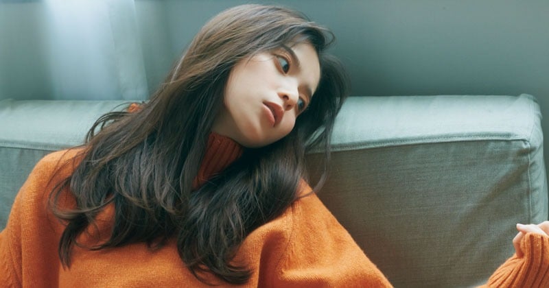 齋藤飛鳥、まぶしい美脚あらわなニット姿公開 写真集から先行カット