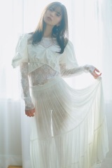 齋藤飛鳥、24歳の大人の表情を見せる“初下着カット” 「卒業写真集