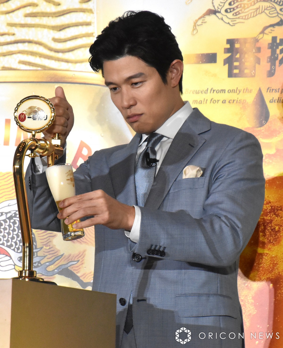 画像・写真 | 鈴木亮平、ビールCMに5年出演もボヤく ポスターが「行く