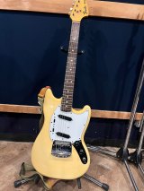 ���x�̃��C�u�p�M�^�[�E1970�N�㐻Fender Mustang 