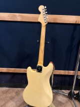 ���x�̃��C�u�p�M�^�[�E1970�N�㐻Fender Mustang 