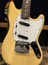 ���x�̃��C�u�p�M�^�[�E1970�N�㐻Fender Mustang 