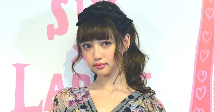 中村雅俊の三女・中村里砂、透けドレスで“美尻”チラリ「セクシーで