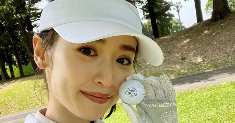 泉里香、太ももあらわなミニスカゴルフウェア「ナイススイング