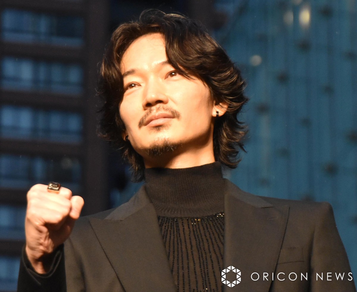 綾野剛、佐久間由衣との結婚後初公の場で幸せオーラ 笑顔で岡田准一と