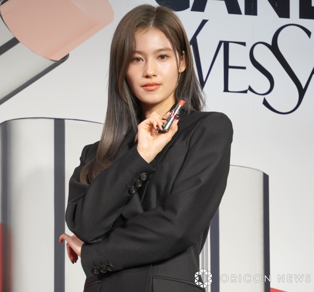 TWICEのSANA、胸元大胆な黒スーツ姿に絶賛の声「美の結晶」「日本の