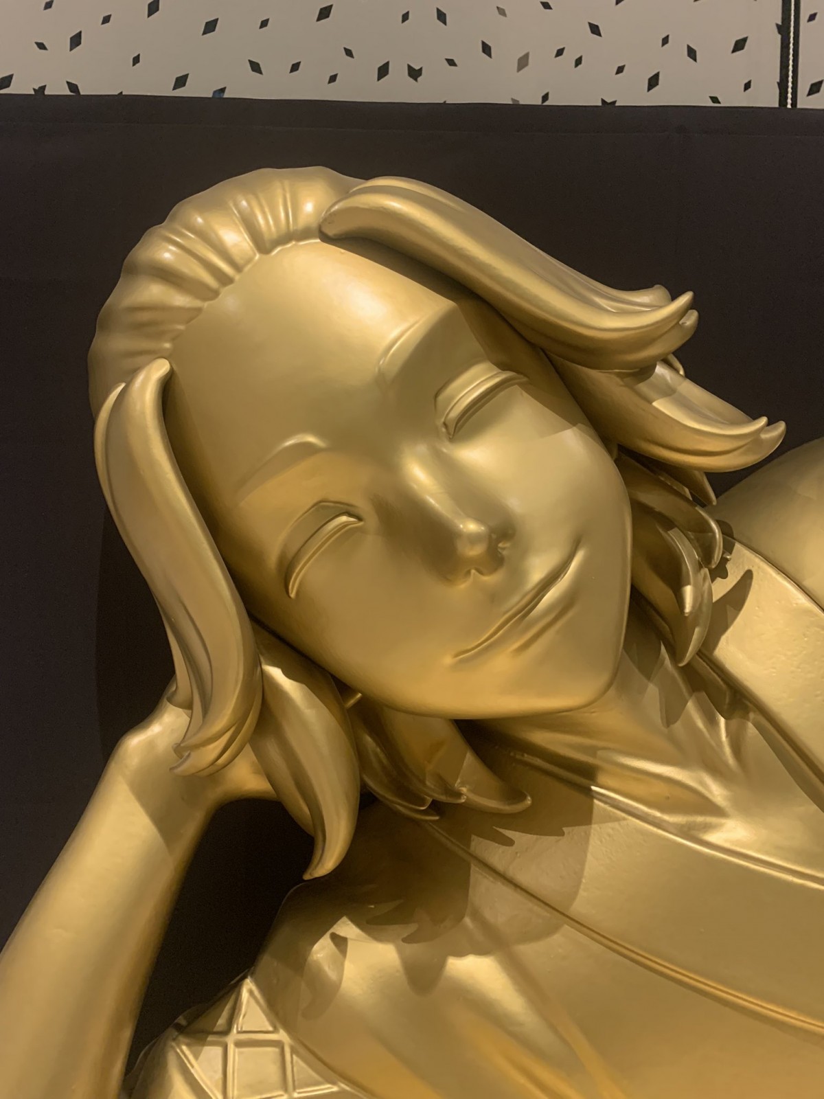 東リベ』黄金の巨大マイキー像、講談社に登場で社員驚き 「日和ってる