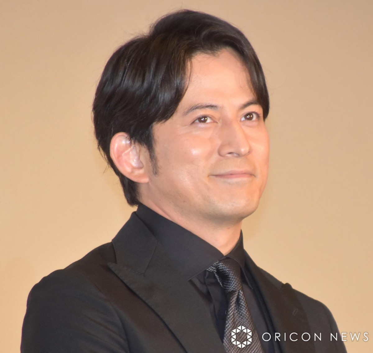 岡田准一、かわいすぎる藤井道人監督をイジった後に絶賛 映画のテーマは「キュートな岡田さんを撮りたい」 | ORICON NEWS