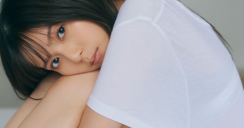 齋藤飛鳥、Tシャツ姿で美脚あらわ 写真集『ミュージアム』から解禁