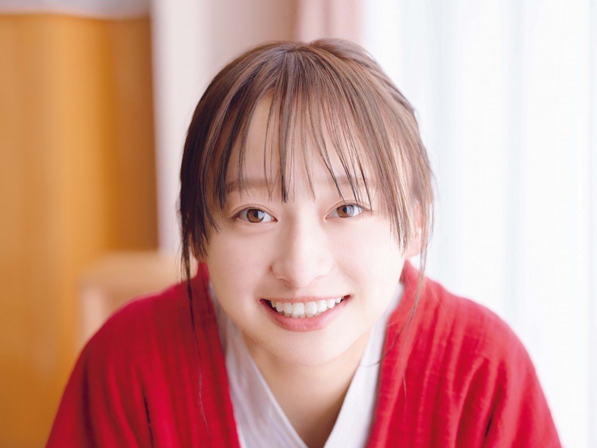 日向坂46影山優佳、透明感あふれる素肌あらわな寝転びカット 裏面に