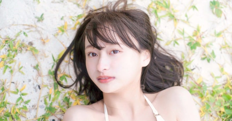 日向坂46影山優佳、透明感あふれる素肌あらわな寝転びカット 裏面にオリジナルクイズが書かれた特典ポストカード第1弾 | ORICON NEWS