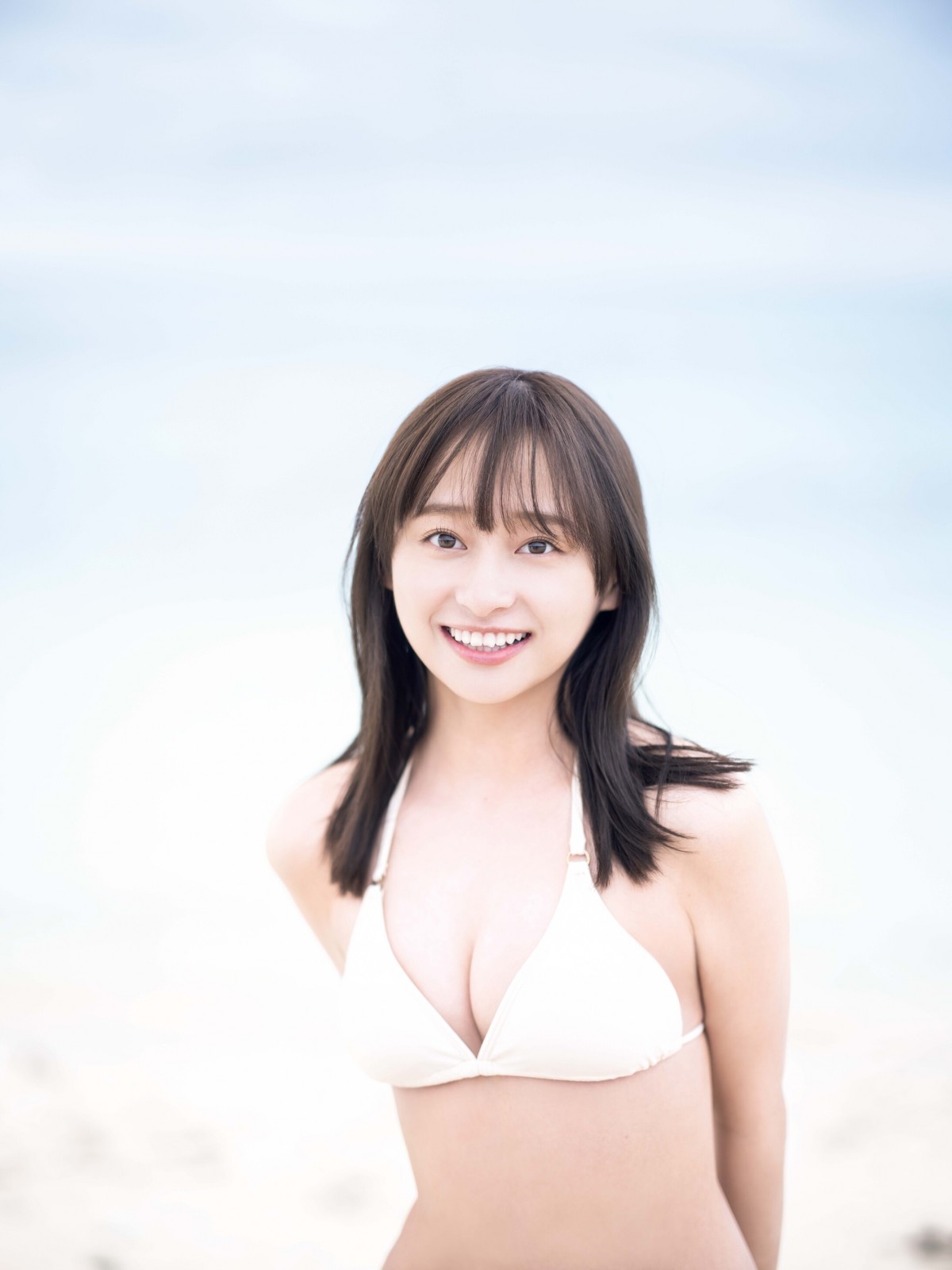 アメージングタイランド・グランドセール 画像・写真 日向坂46影山優佳、海に映える真っ赤な水着姿披露 | アイドルグッズ