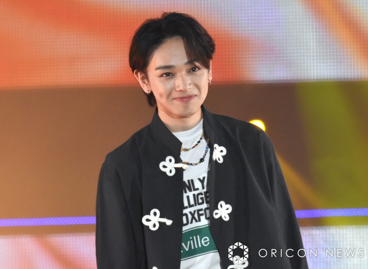 ガルアワ】宮世琉弥、ランウェイで”8LOOMポーズ” 去り際には舌