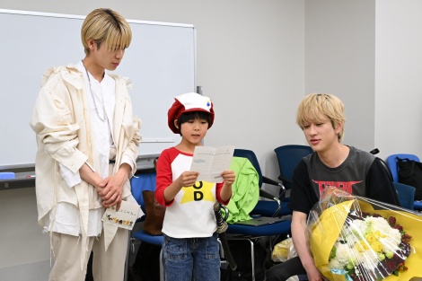 『帰ってきたぞよ！コタローは1人暮らし』コタロー（川原瑛都）が『Mステ』出演の関ジャニ∞を激励訪問（C）テレビ朝日 