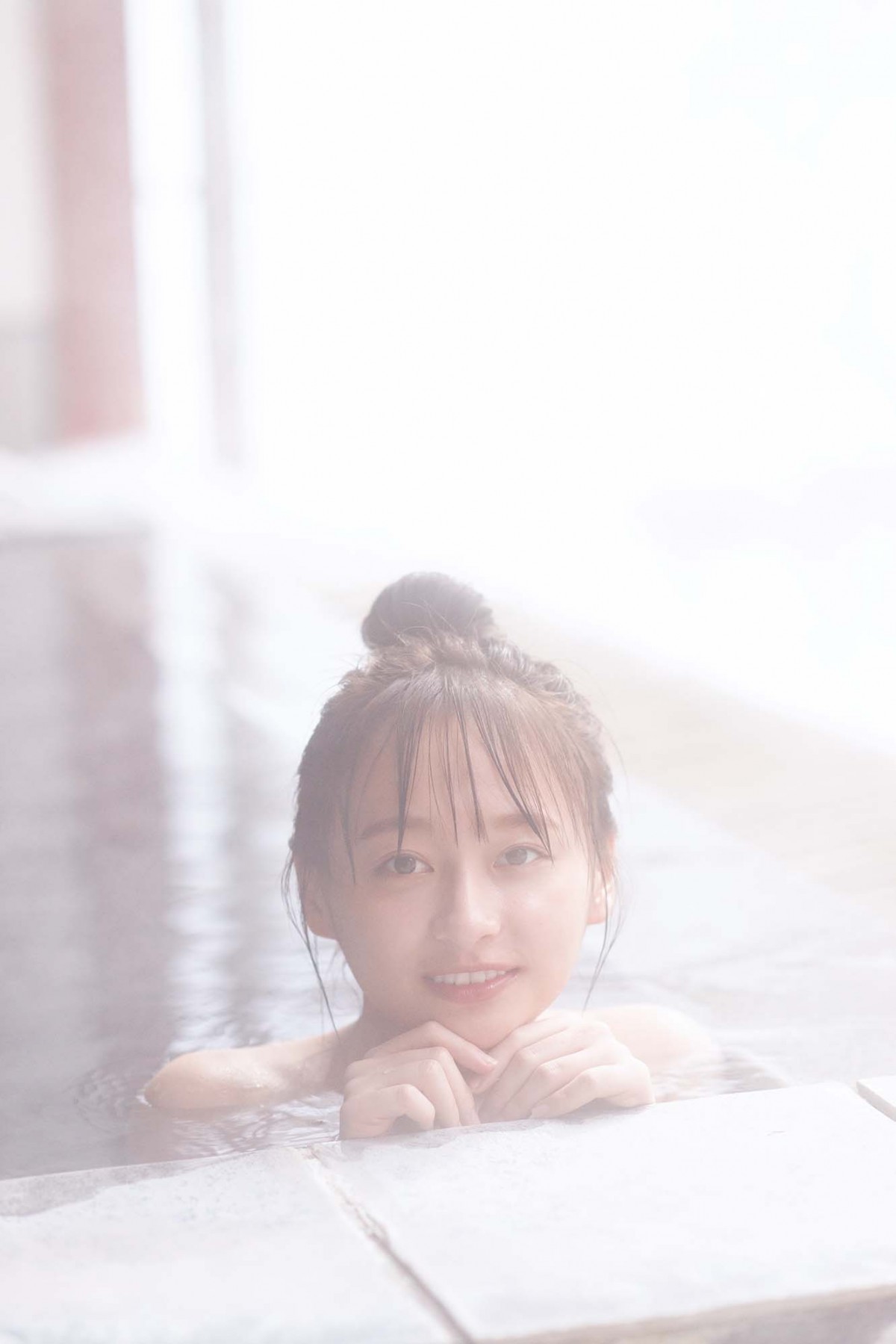 日向坂46影山優佳、頬を赤らめた露天風呂カット公開「ロケ地で一