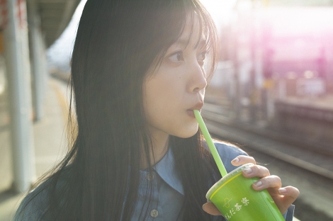 7月11日に1st写真集を発売する乃木坂46・久保史緒里　撮影／細居幸次郎（集英社刊） 