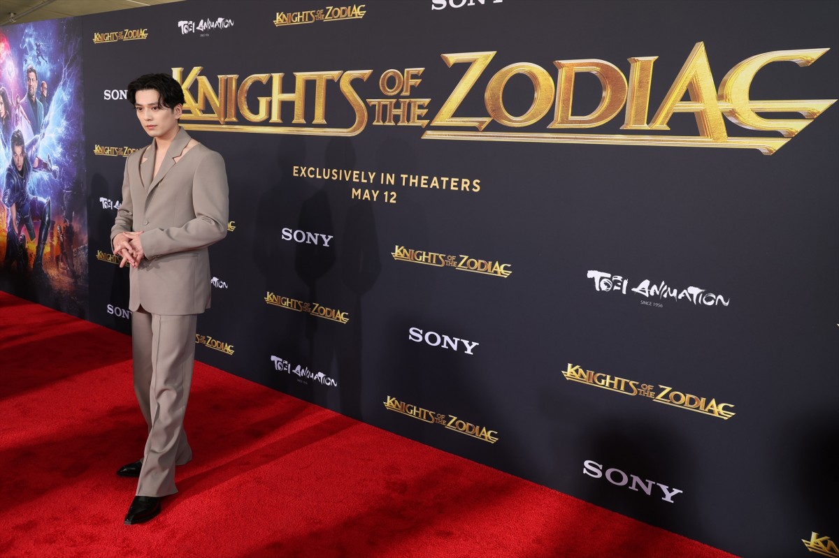 新田真剣佑、『聖闘士星矢』USプレミアのレッドカーペットに堂々登場