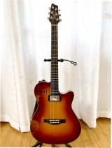 �J�̃��C���M�^�[�̓u���b�N�J���[��2017�N��Godin A6 Ultra�B�n���o�b�J�[PU�ƃA���_�[�T�h���^�g�����X�f���[�T�[�𓋍ڂ��A�G���L�ƃA�R�M�̗��T�E���h���o�͂ł���n�C�u���b�h��1�{ (C)ORICON NewS inc. 