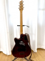 �Z�~�A�R�[�X�e�B�b�N�\���Ȃ���A45�~�����̔����{�f�B�[�Ɩ�43�~���̃i���[�l�b�N�d�l�ŁA�G���L�M�^�[�Ɠ��l�̉��t���𓾂��邱�Ƃ�����=Godin A6 Ultra (C)ORICON NewS inc. 