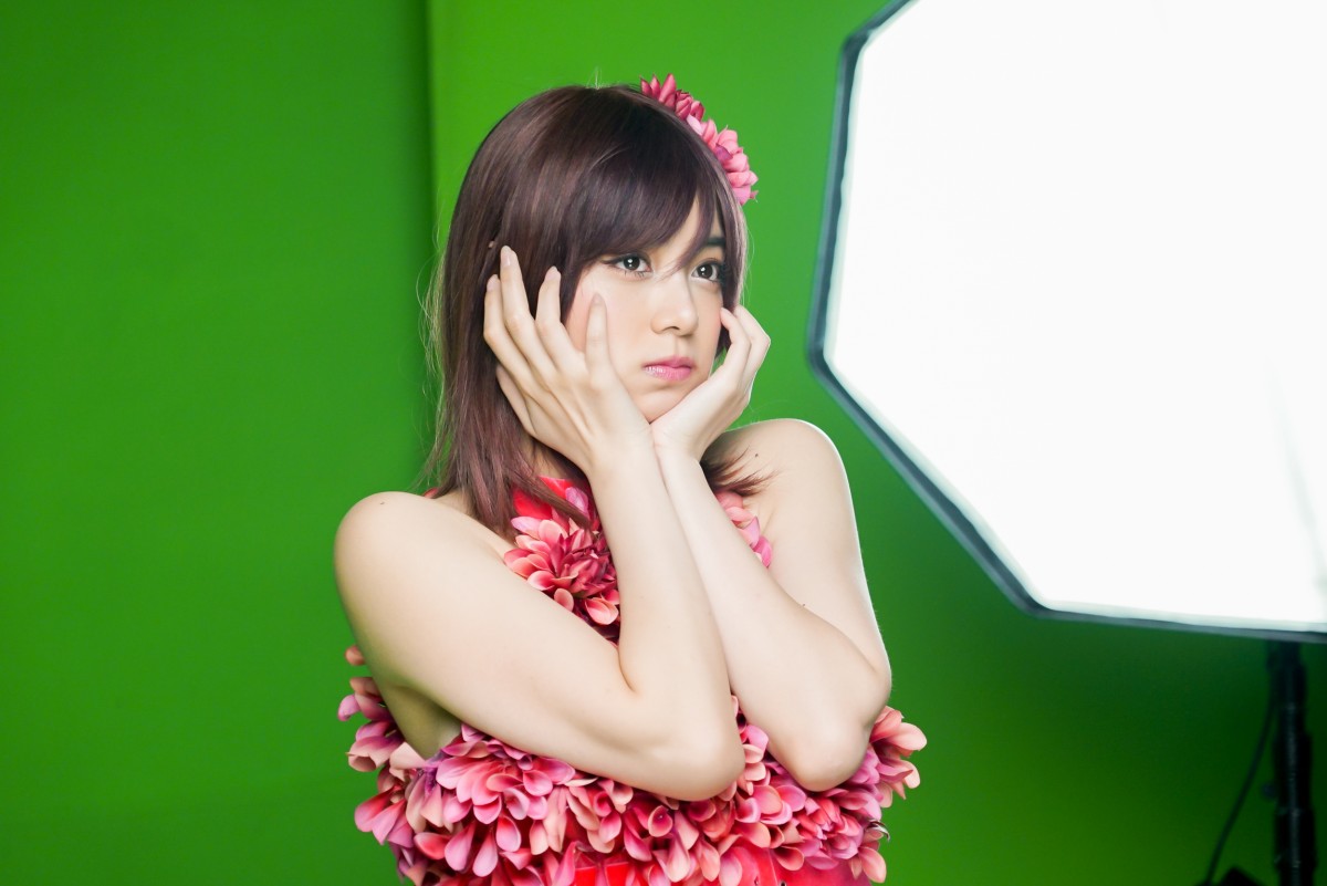 池田良則、【赤い椅子】、希少な画集より、状態良好、新品高級額装付、送料無料 池田良則、【赤い椅子】、希少な画集より、状態良好、新品高級額装付