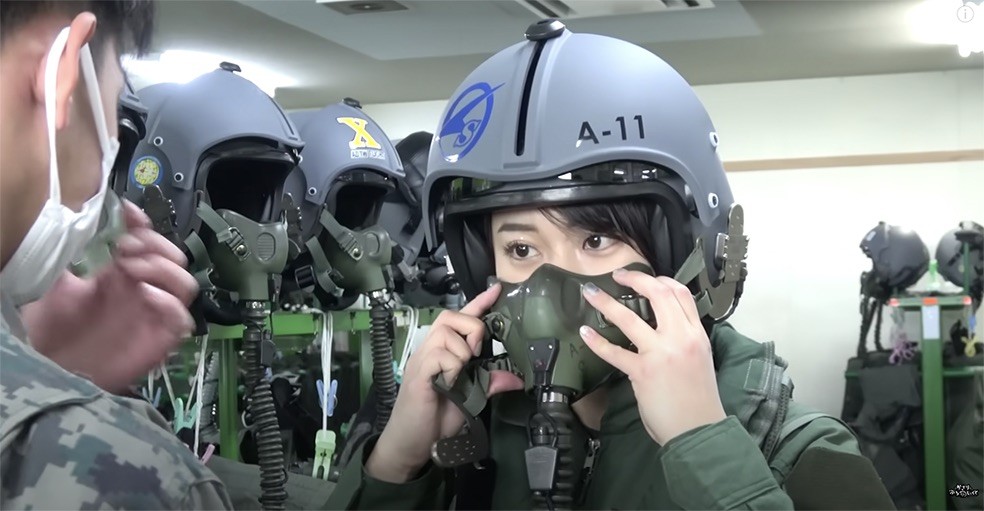画像・写真 | “恐ろしく美しい元自衛官”かざり、戦闘機F-15に