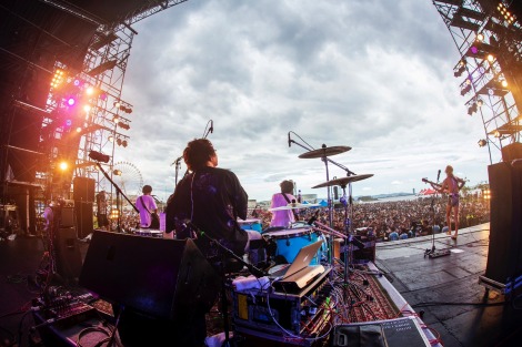 ��3�N���Ԃ�̃��C�u�o���𔭕\�����O�b�h���[�j���O�A�����J 