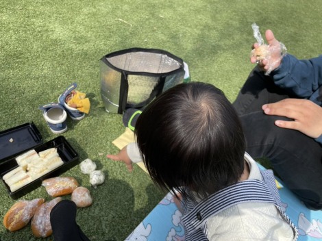 休日は家族で公園に出かけ、ピクニックをするという 