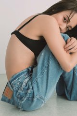 �Ɍ����A���ʐ^�W�Ń����W�F���[�ɒ���u��l�̊K�i�������Ă����p���F����Ɍ��Ă��炢�����v 