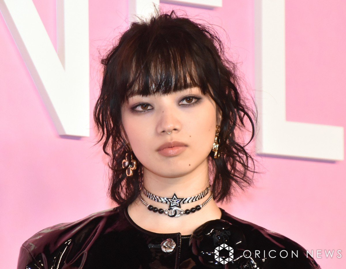 小松菜奈、鼻ピアスにレザージャケットでパンクなコーデ 昨年の