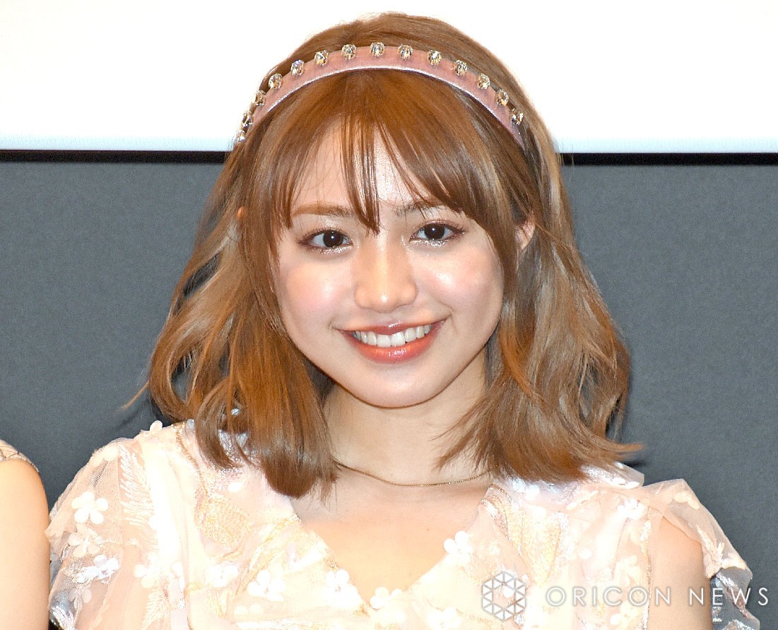 香音“超ミニスカ”で太もも美脚「理想すぎて倒れそう」「ドキドキするぐらい魅力的」 | ORICON NEWS