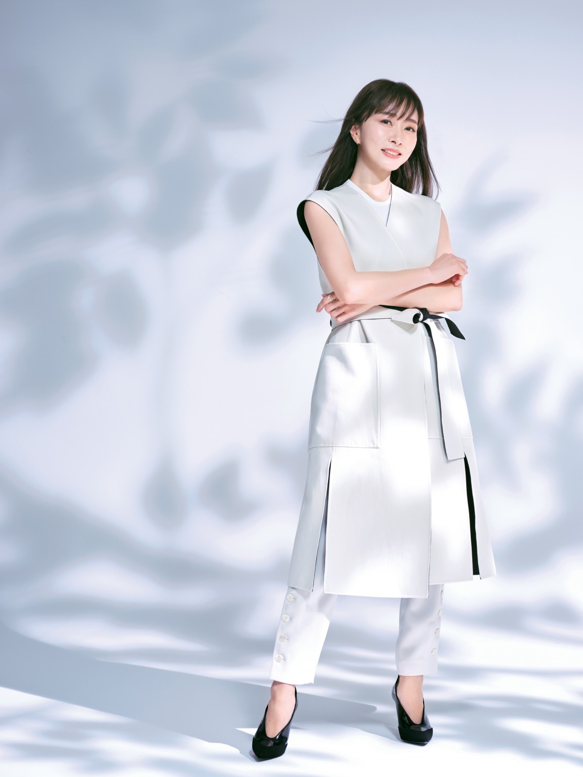 奇跡の47歳”石井美保「大人の夏の処世術」公開 美肌キープの秘訣に