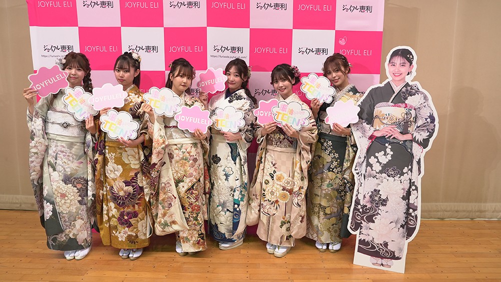 振袖TEENS＆おさき、女子校に訪問 初のスクールイベントで学生と交流 | ORICON NEWS