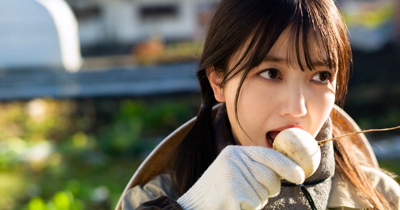 乃木坂46久保史緒里、祖母の畑で農作業服姿に カブにかぶりつき「最高