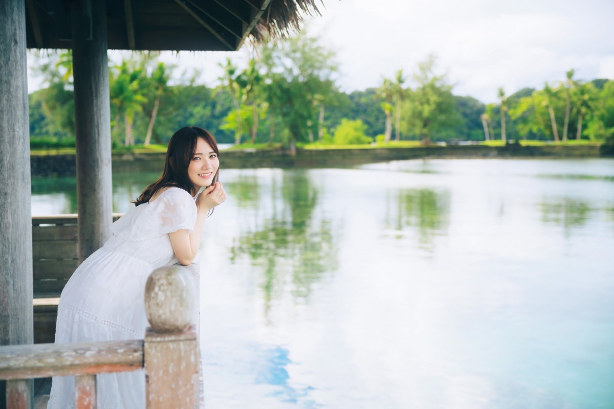 乃木坂46田村真佑、存在感際立つ真紅のドレスショット 1st写真集