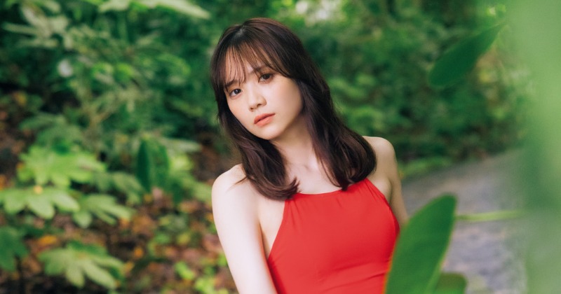 乃木坂46田村真佑、存在感際立つ真紅のドレスショット 1st写真集