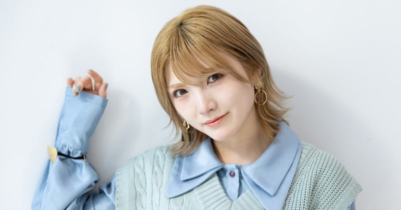 元AKB48・岡田奈々、ニーハイ網タイツ×超ミニスカで“甘辛”美脚「よき