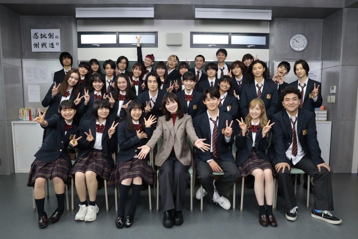 松岡茉優主演『最高の教師』“容疑者”で“生徒”の30人がクランクイン | ORICON NEWS
