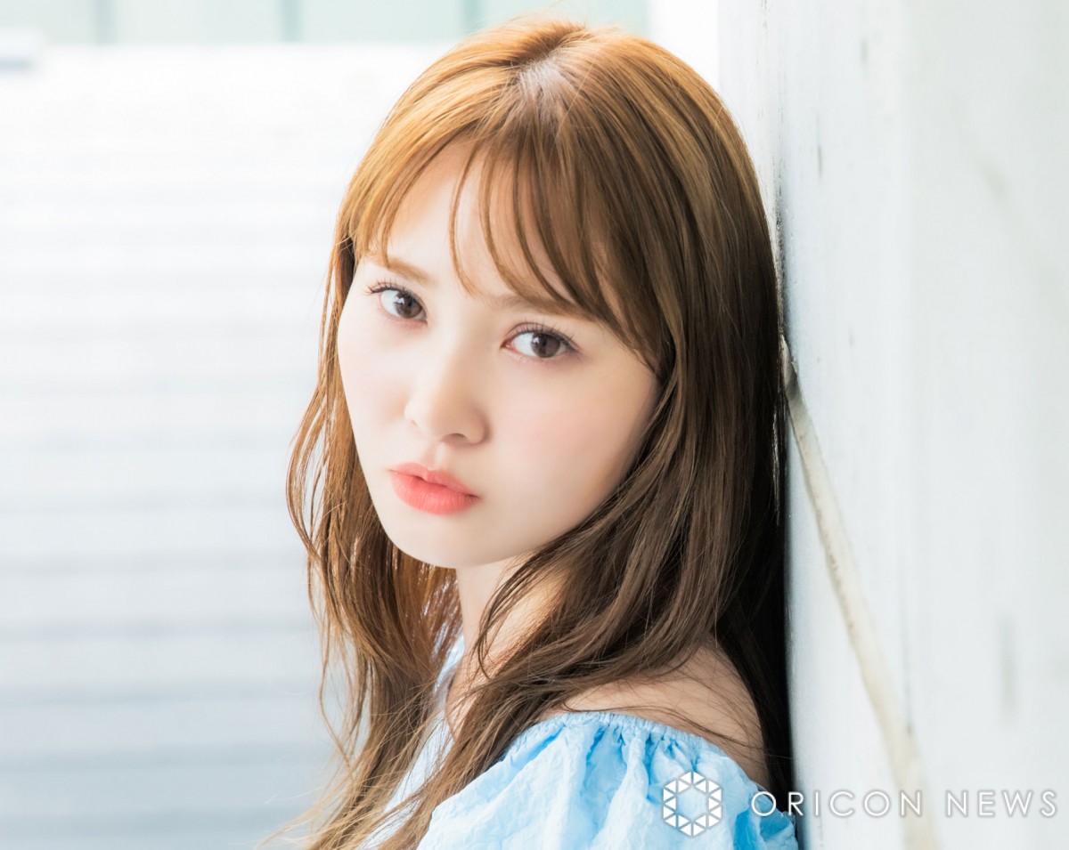 日向坂46加藤史帆、白ビキニ姿公開「髪の毛が仕事してる」「南国の天使