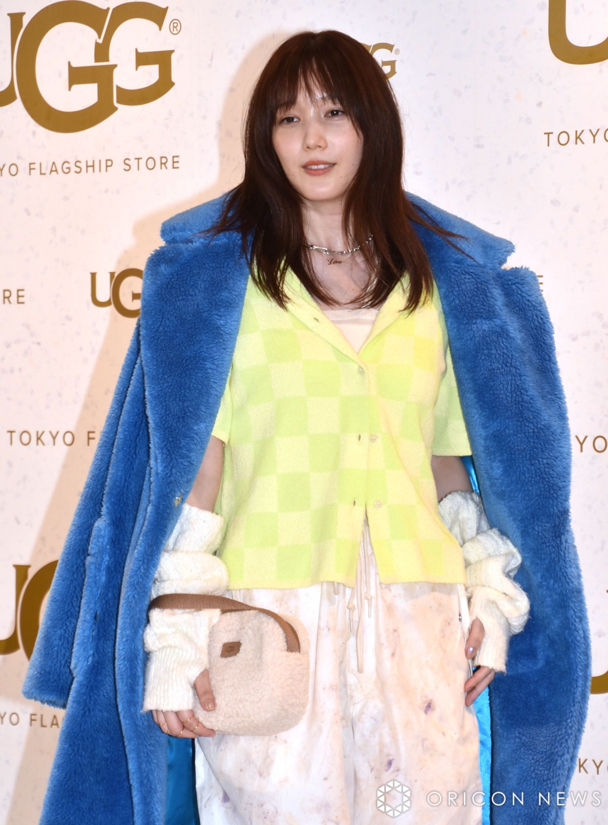 画像・写真 | 本田翼、鮮やかなブルーのローブコート 冬服着ながら夏に