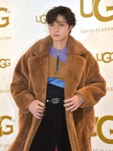 本田翼、鮮やかなブルーのローブコート 冬服着ながら夏に行きたい場所