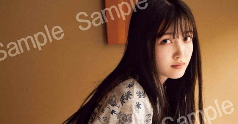 乃木坂46久保史緒里、浴衣姿の寝起きショット披露 写真集封入