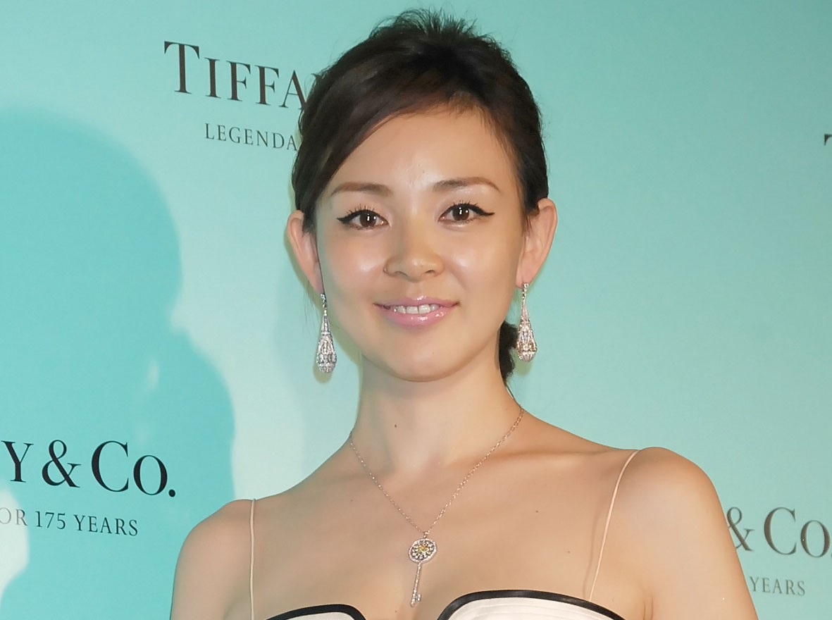 SHIHO、変形水着で“美ヒップ突き上げ”ポーズ「初！サウナで“整う”体験