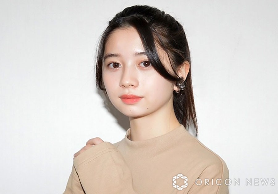 桜田ひより、デニムの超ミニスカから“美太もも”全開 旬のラメコーデで