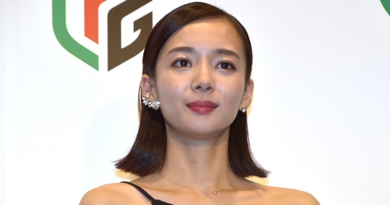 プロ雀士・岡田紗佳、「無加工」のTバック“美ボディ”ショットに「脚長！」「究極、美スタイル」「神の造形」 | ORICON NEWS