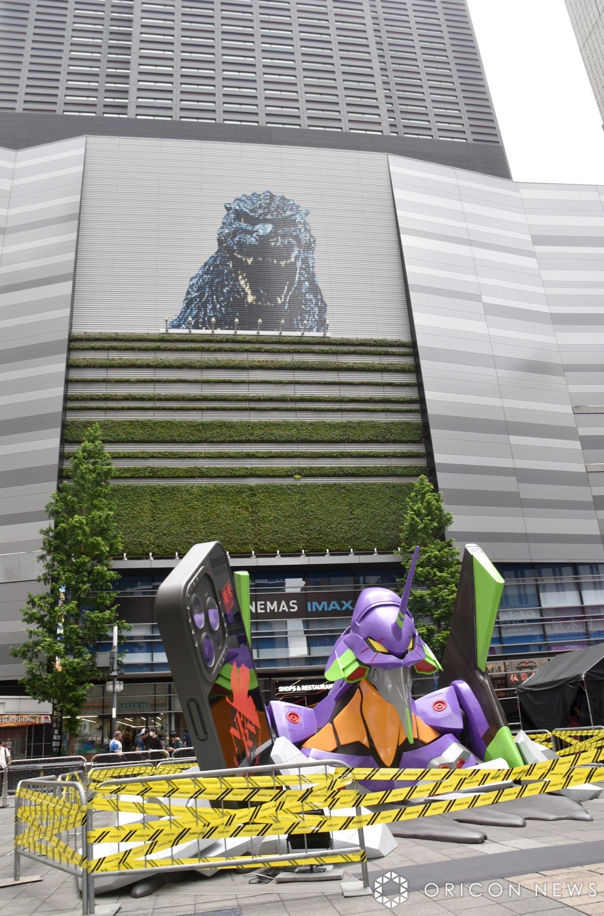 エヴァンゲリオン初号機、4メートルの巨大像が歌舞伎町に登場 ゴジラの