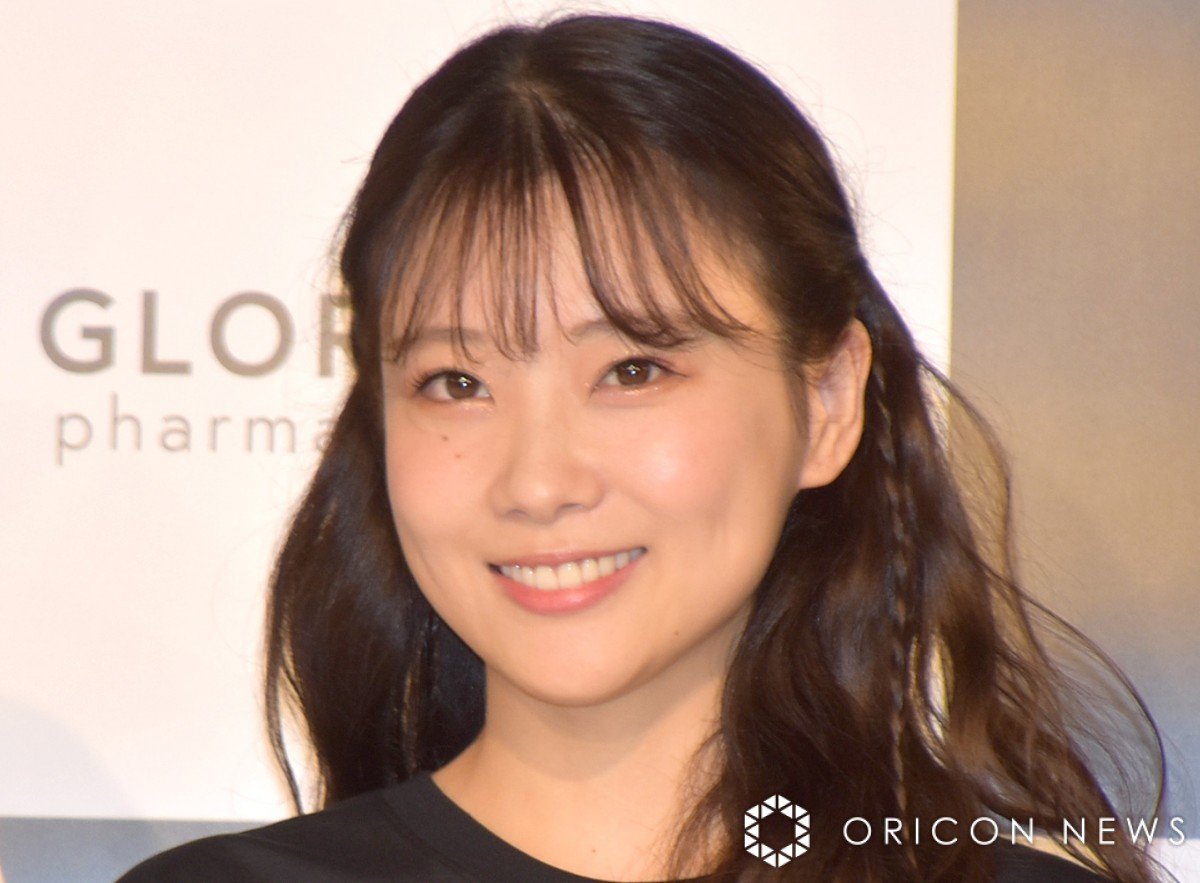 重盛さと美　デニムロングスカート 重盛さと美、スカートまくり上げ…太もも全開“超ミニ”美脚