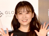 重盛さと美、スカートまくり上げ…太もも全開“超ミニ”美脚