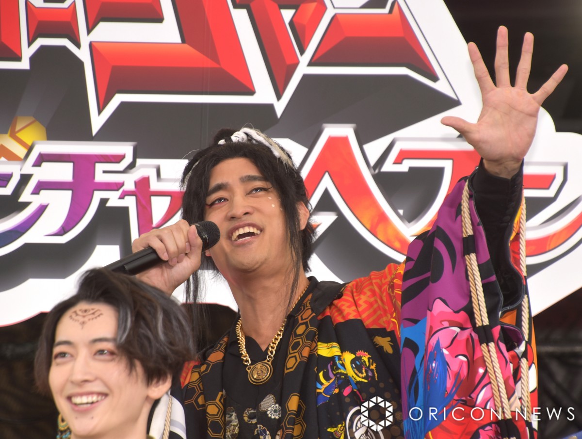 キングオージャー』“カグラギ”佳久創、雛形あきこの役の入りっぷりに